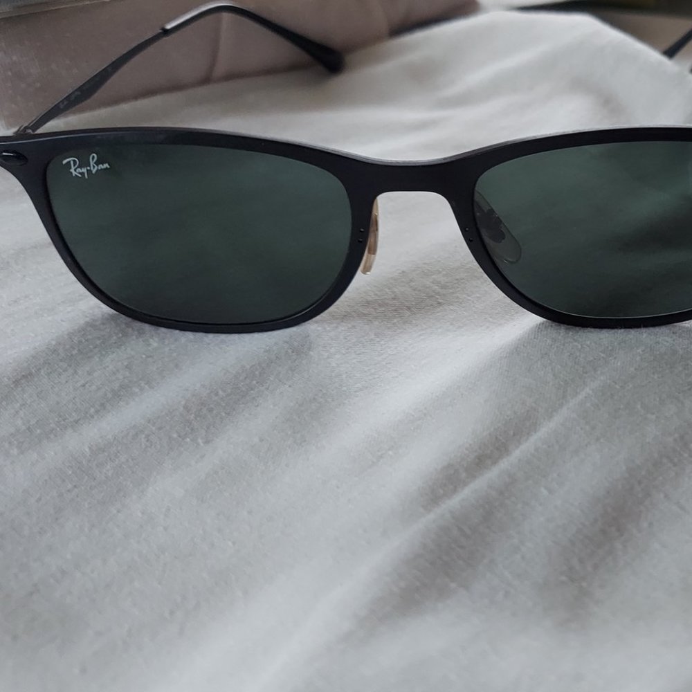 90s ray bans you'll look like trinity from matrix there 👌